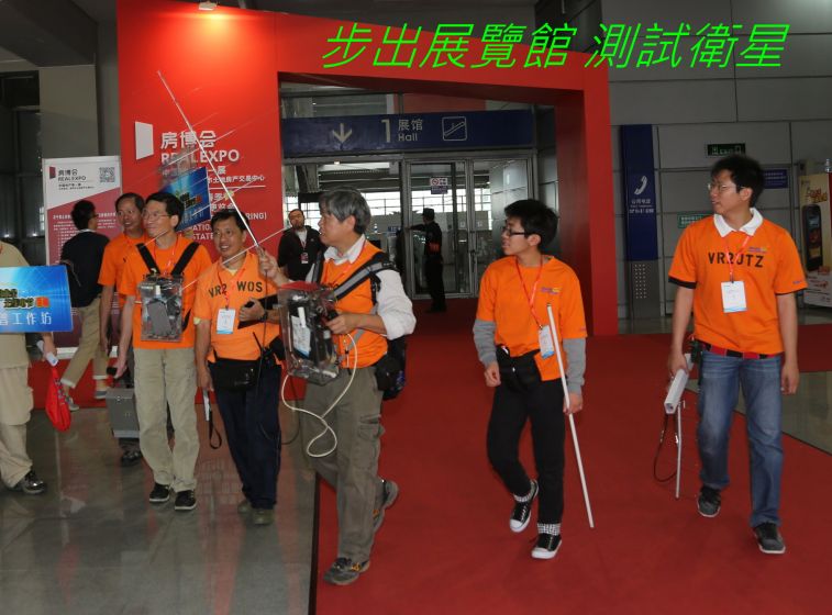 0-01-042  步出展覽館 測試衛星.jpg