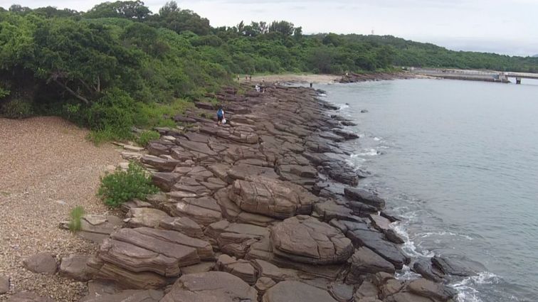 海岸石堆.jpg